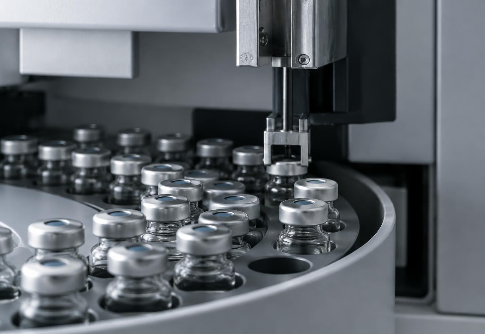 Automatisiertes Analysegerät mit Probenfläschchen